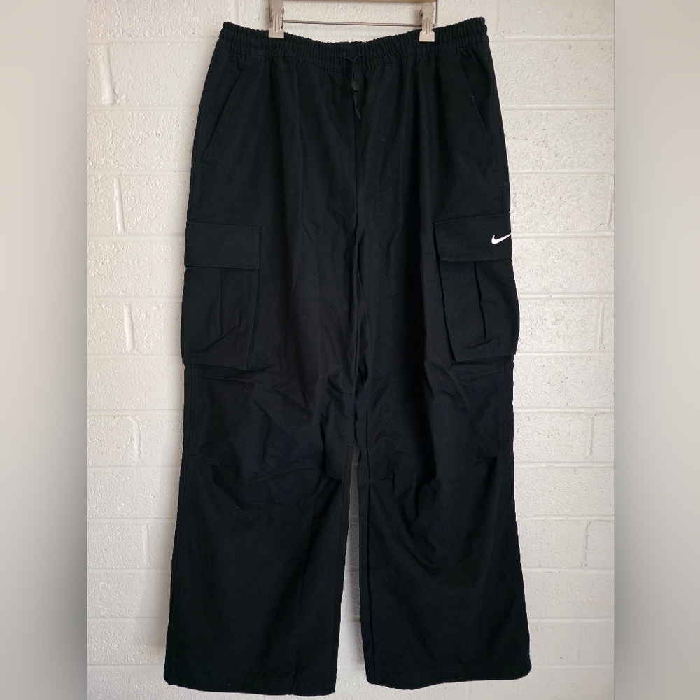 NWOT Nike Sportswear Women’s Mid Rise Oversized Woven Cargo Pants Size M